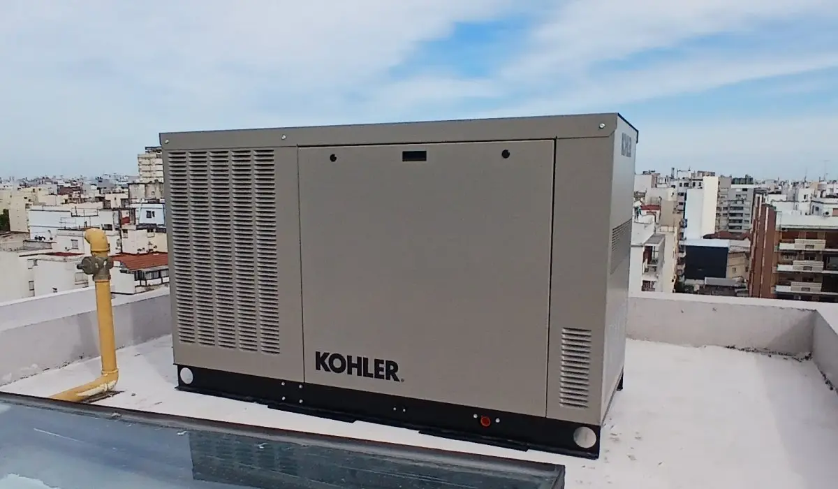 Grupo electrógeno Kohler a gas instalado en terraza de edificio